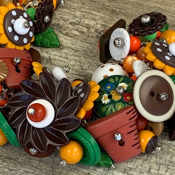 Vintage Artisan OOAK 90s Fall Flower Floral Gardening Button Bead Charm Bracelet - Picture 3 of 9